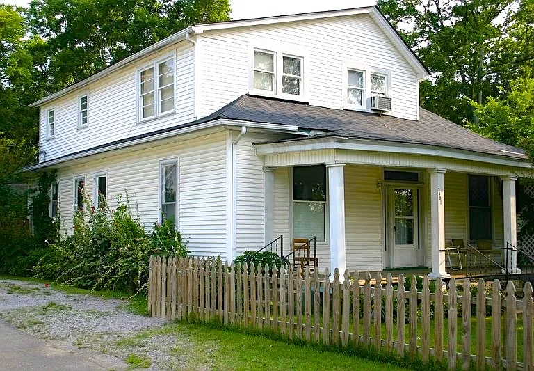 3901B Elkins Ave — Photo 1
