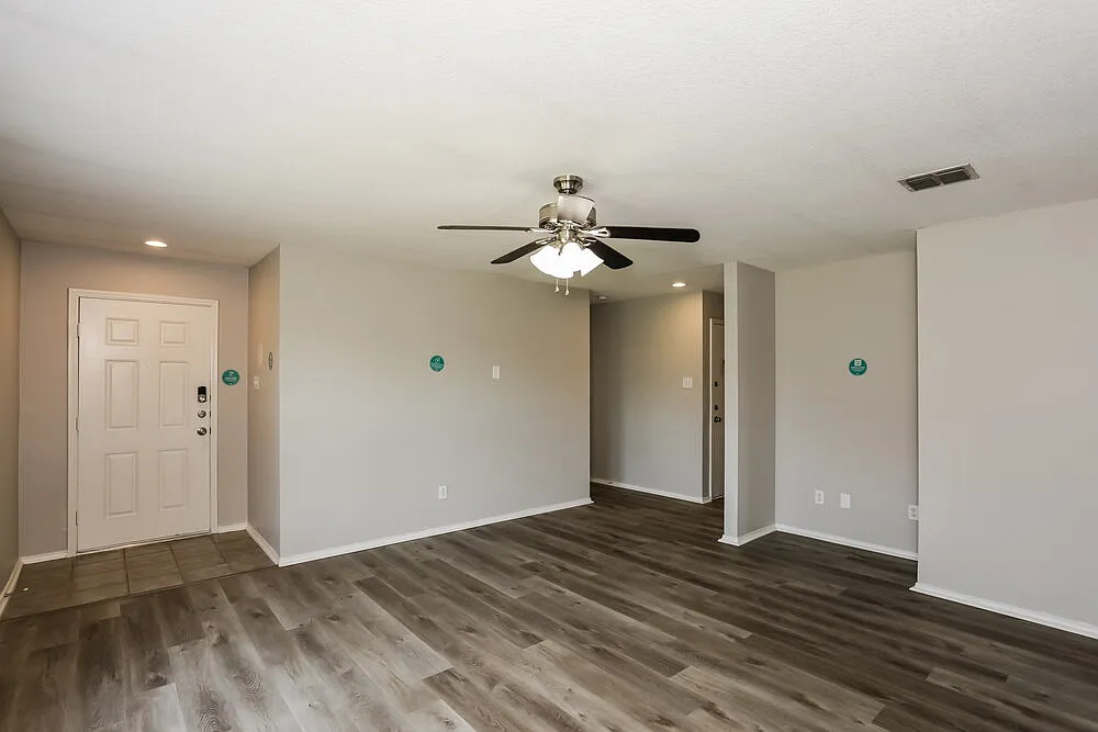 3 bed, 2.0 bath, 1576 sqft, $1,975 — Photo 4
