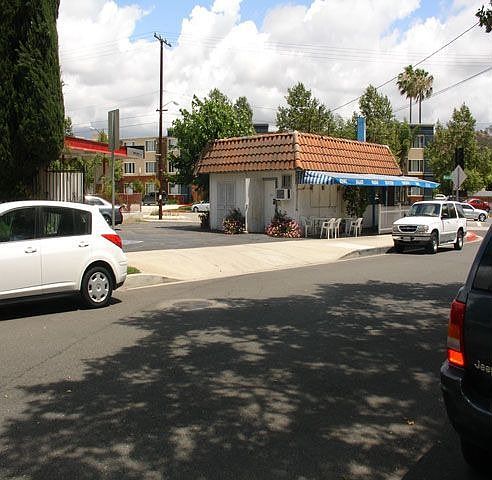 2nd image of 1221 W Riverside Dr