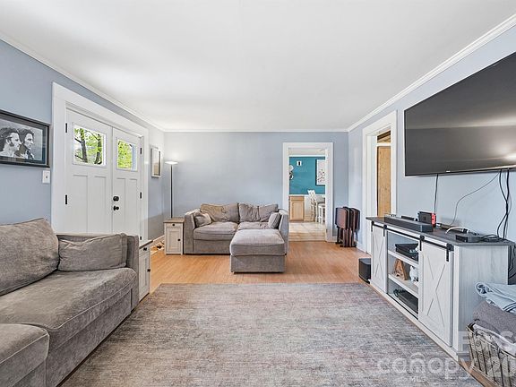 3rd image of 305 W 9th St
