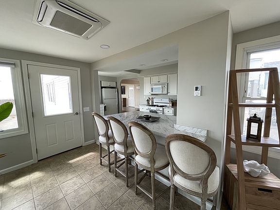 4th image of 23 Jamaica Ct