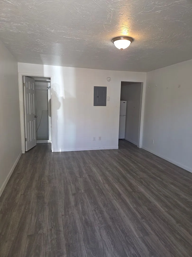 Alpine Apartments — Photo 2