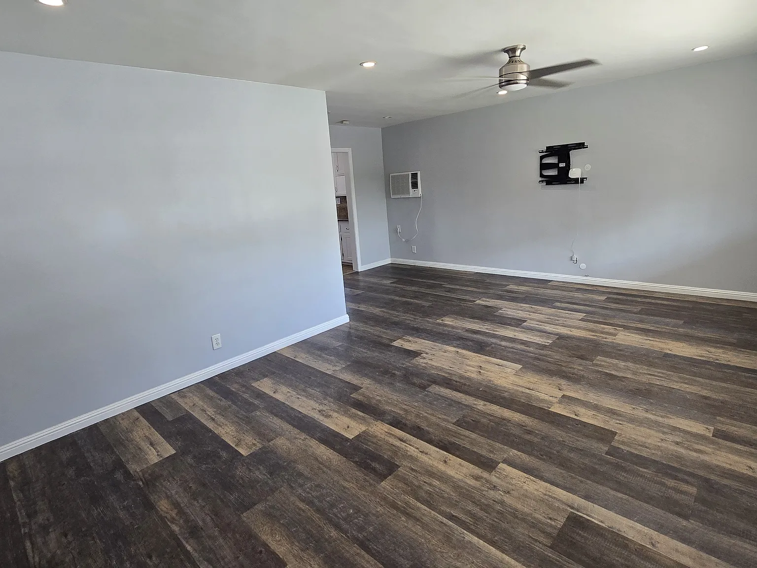 3 bed, 1014 sqft, $4,150 — Photo 3