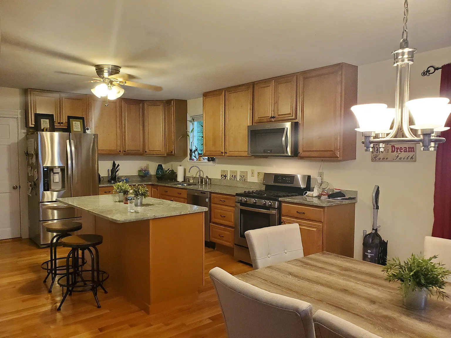 3 bed, 1.5 bath, 1350 sqft, $3,200 — Photo 2