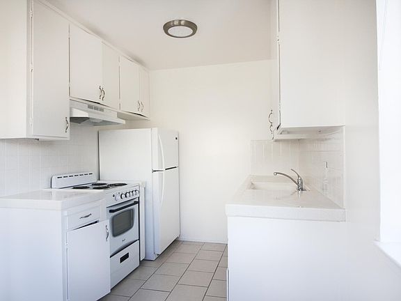 2nd image of 1085 S Van Ness Ave #109