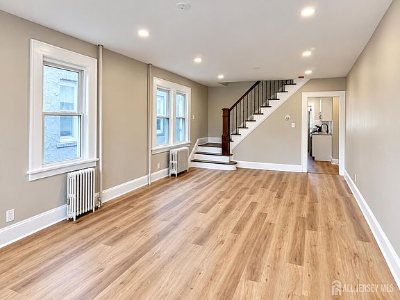 4th image of 899 Port Reading Ave