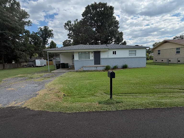104 Cottonwood Ave — Photo 1
