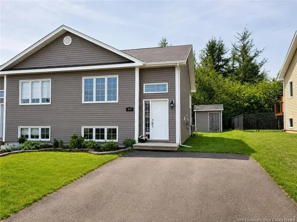 913 Bernard St, Dieppe, NB E1A 4A6