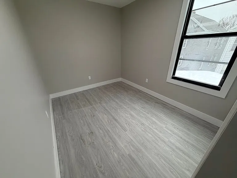 194 N Lake Ave — Photo 7