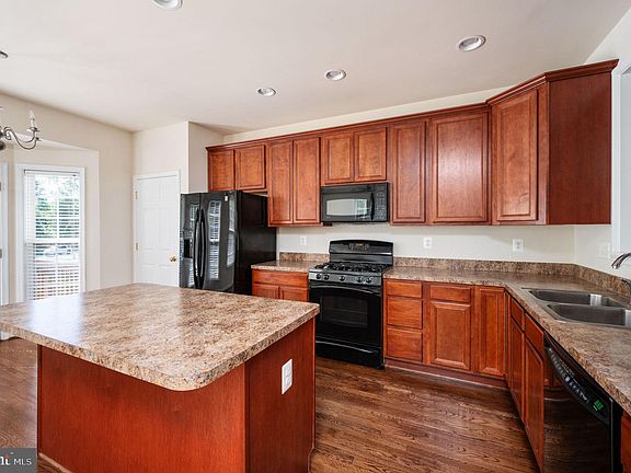 4th image of 104 Regatta Ln