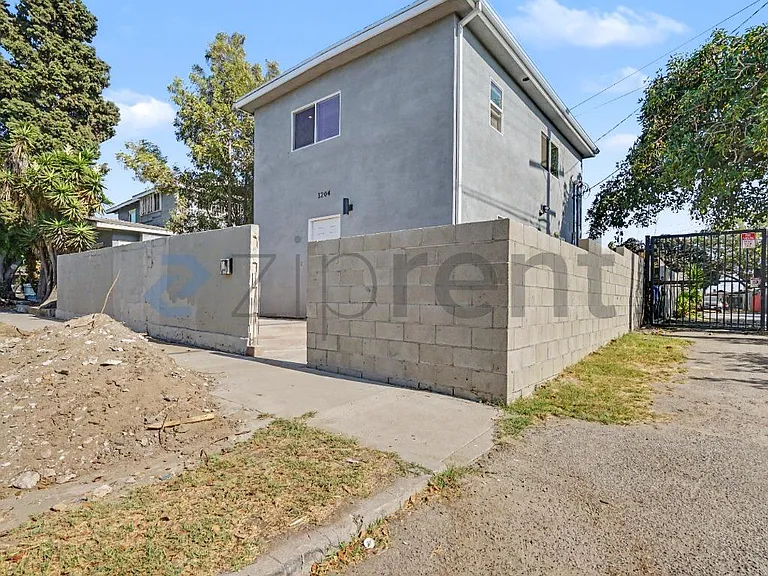 1204 W 50th St — Photo 1