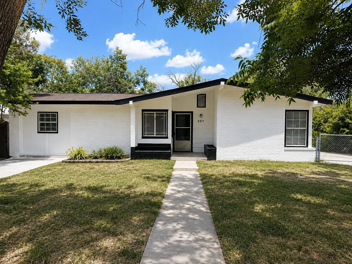 5 bed, 1307 sqft, $1,800 — Photo 1