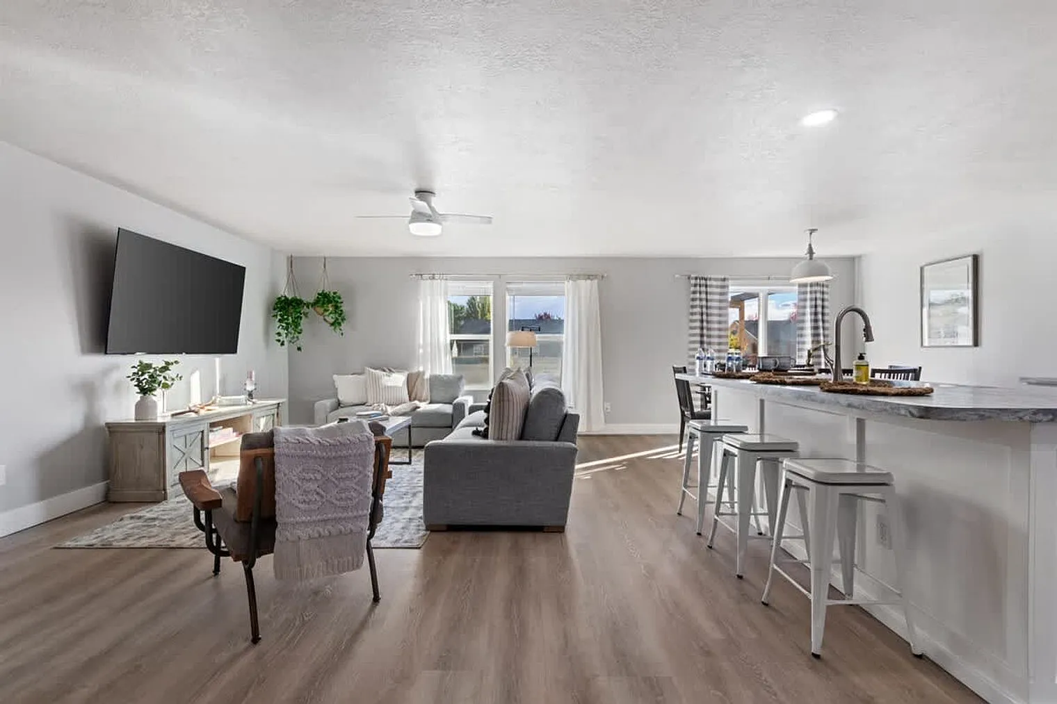 4 bed, 2.0 bath, 742 sqft, $5,743 — Photo 4