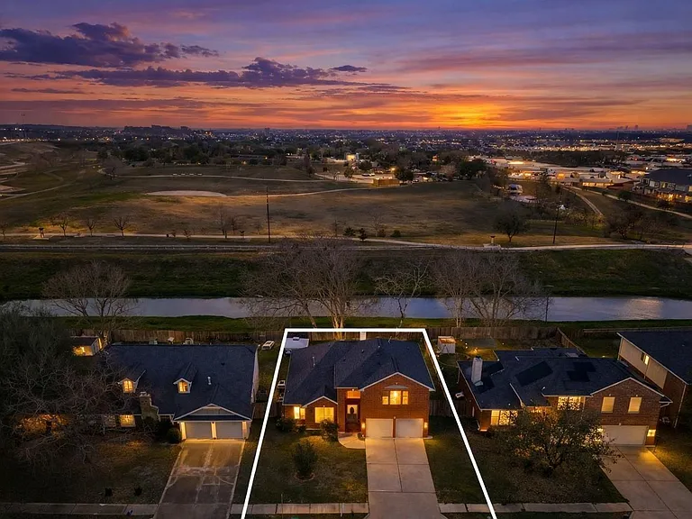 14914 W Bend Dr — Photo 2