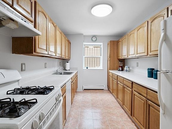 4th image of 785 Essex St