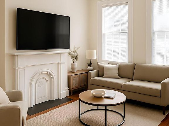 2nd image of 113 E Leigh St #2