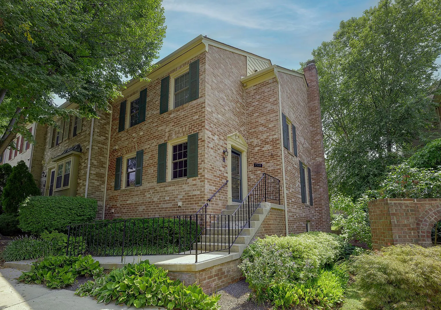 Superb End Unit 3 Br/2.5 Ba Town Home In Bethesda — Photo 2