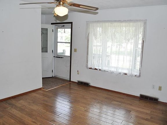 4th image of 399 Sheryl Dr
