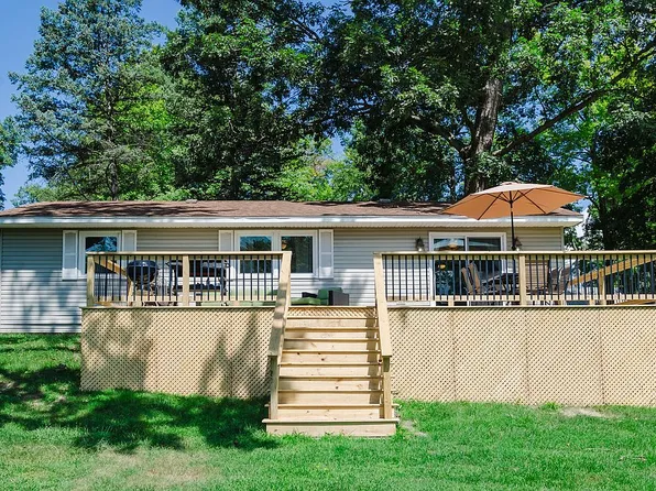31955 Huckleberry Ln, Dowagiac, MI 49047