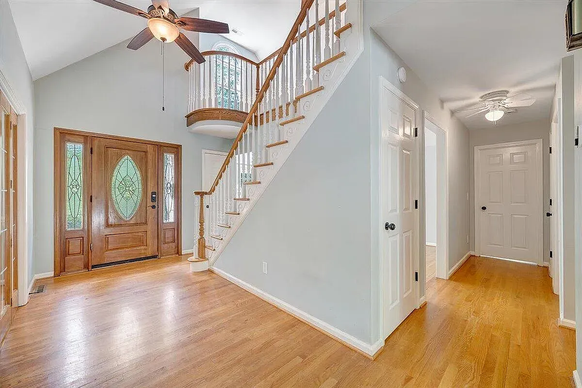 6 bed, 4.5 bath, 4519 sqft, $3,900 — Photo 4