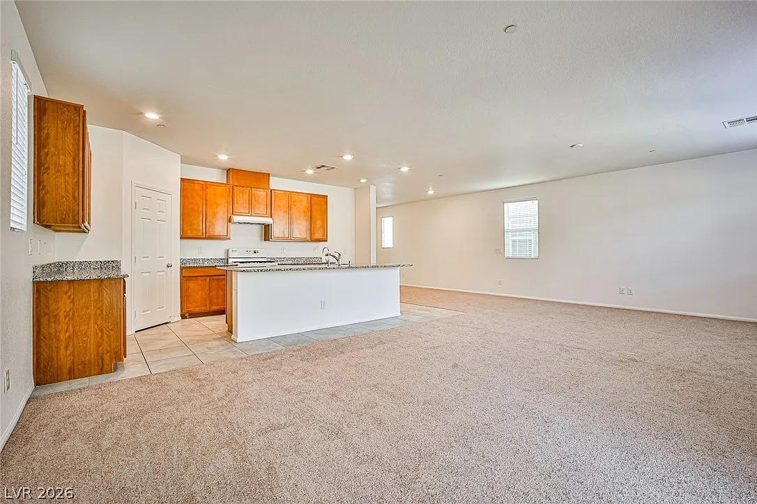 4 bed, 2.5 bath, 2819 sqft, $2,490 — Photo 2