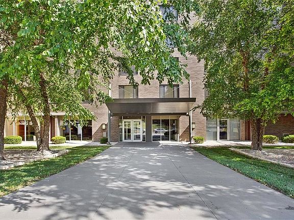 3rd image of 600 E 8th St APT 9H