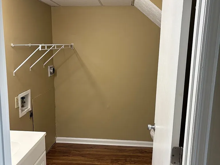 216 Calumet Dr — Photo 9