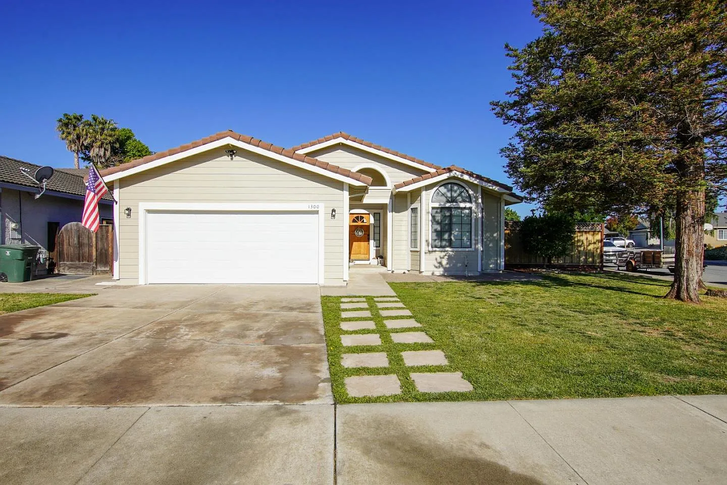 1300 Versailles Dr photo 1
