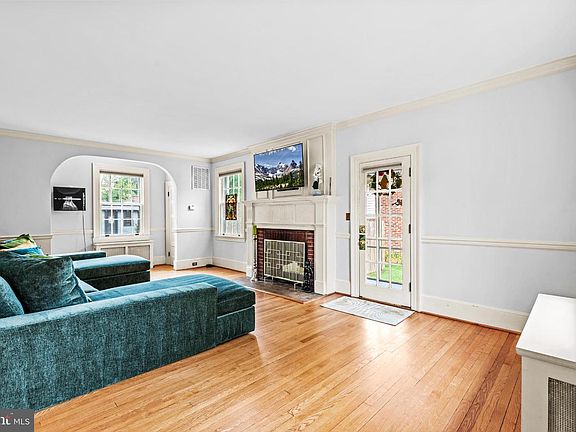 3rd image of 1107 Kenmore Ave