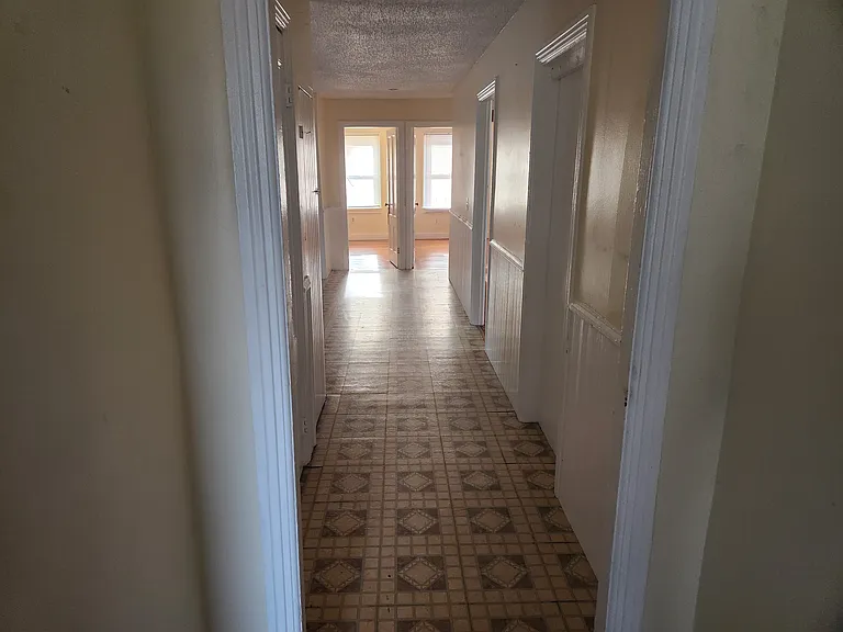 Entrance/hallway to Living room