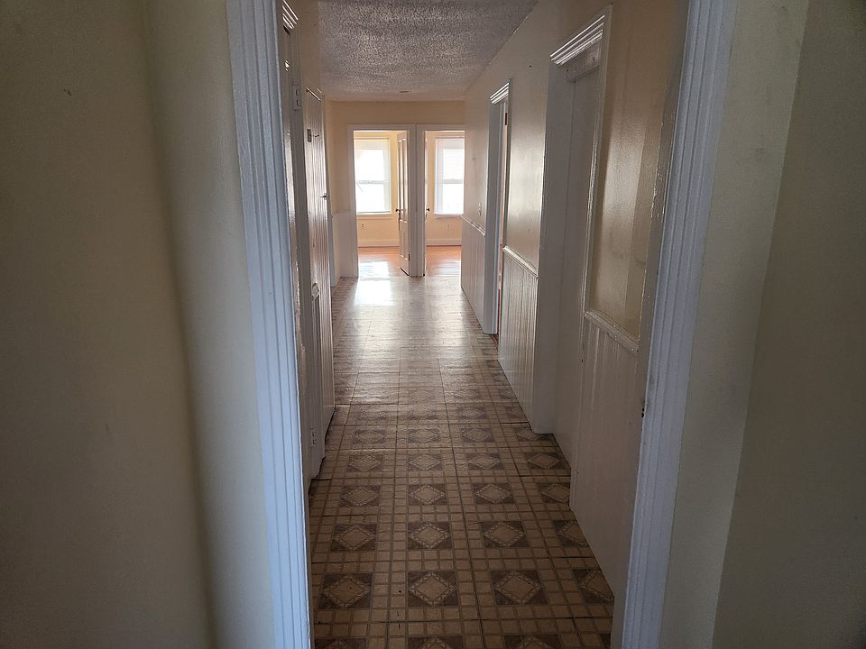 Entrance/hallway to Living room