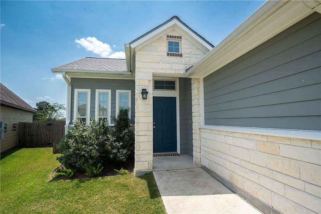 3 bed, 1280 sqft, $2,000 — Photo 2