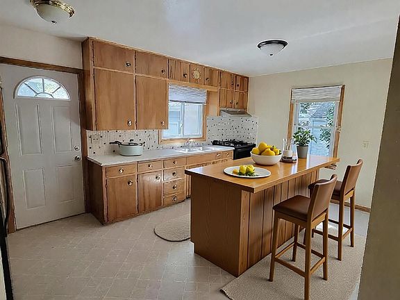 4th image of 420-422 S Hackett Rd