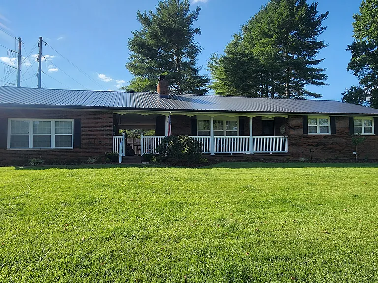 166 Brookview Dr — Photo 2