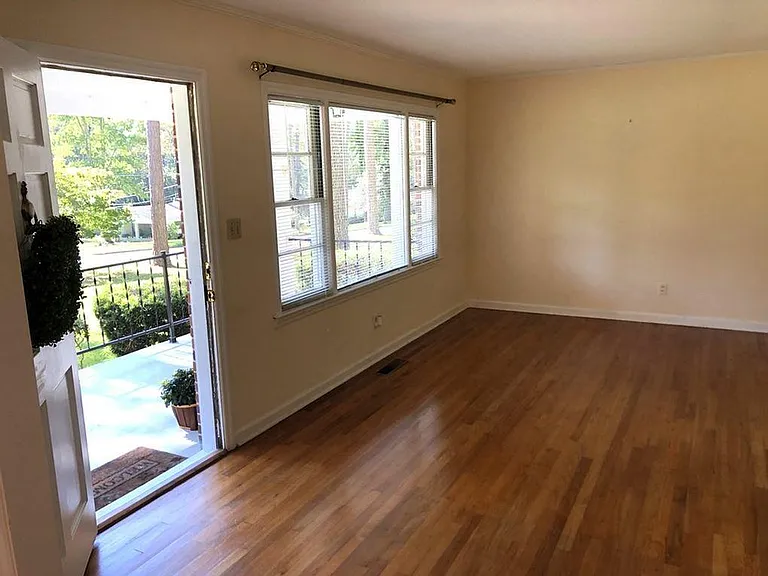 111 Brookwood Dr — Photo 5