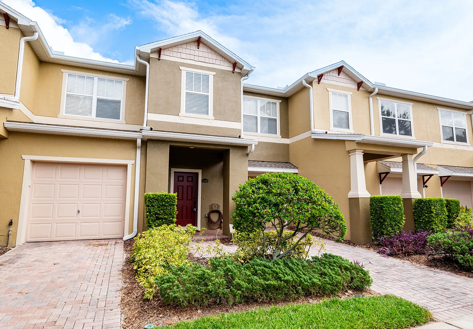 3 bed, 2.5 bath, 1470 sqft, $2,099 — Photo 2
