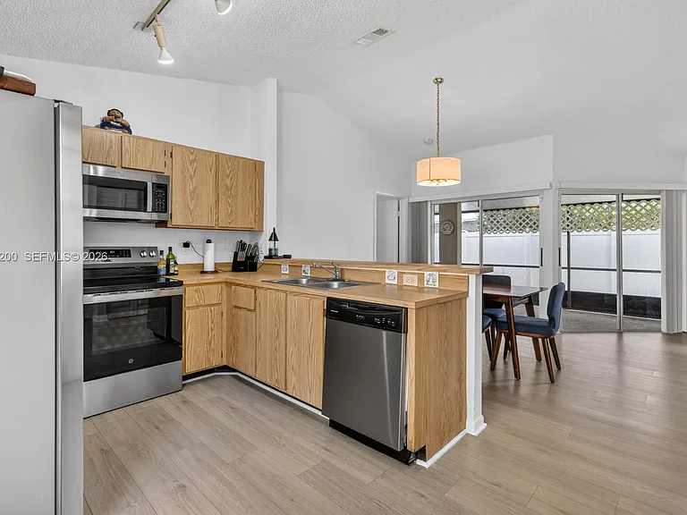 11804 NW 13th St — Photo 15