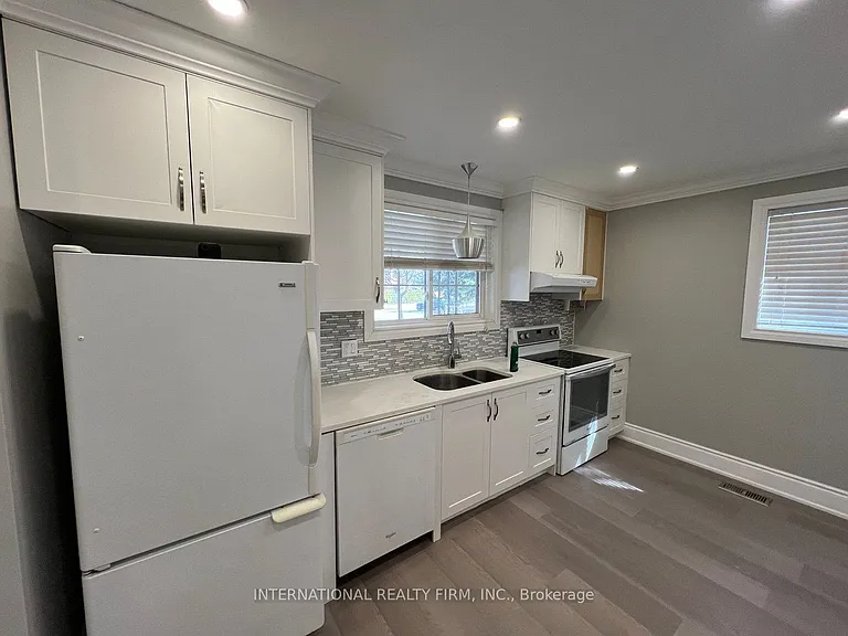 73 Murray Dr — Photo 4
