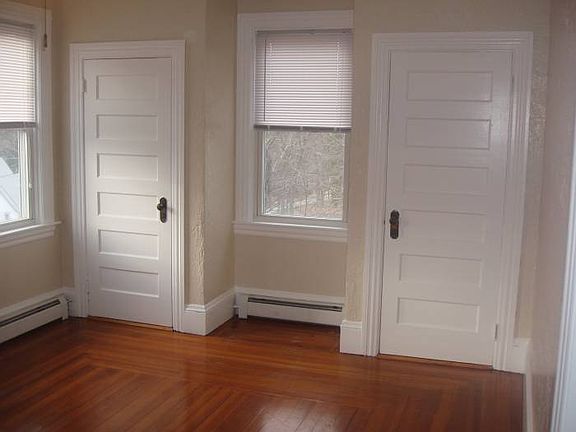 LR w/ Closets & Lakeviews