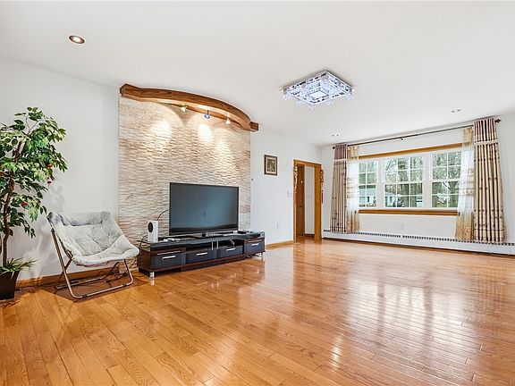 3rd image of 460 N Maple St