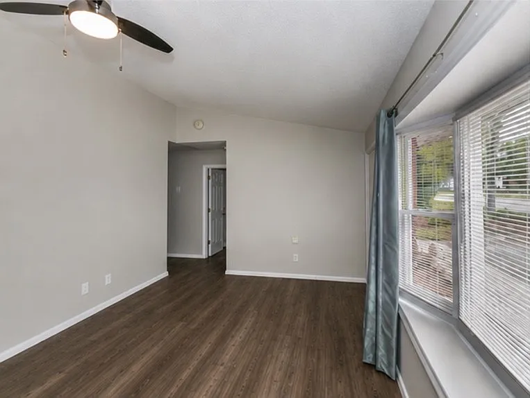 1128 McKinnon Dr — Photo 8