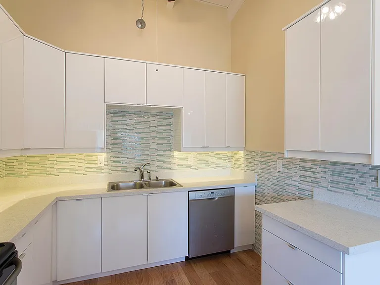 3733 Riviera Dr — Photo 11