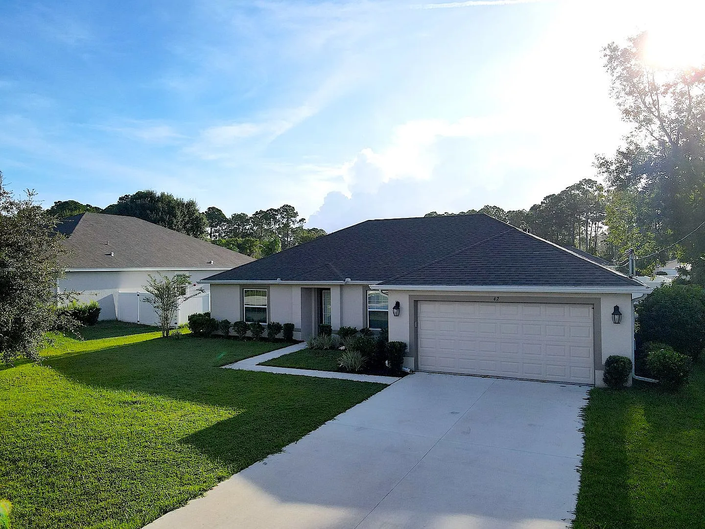Spacious 2021 Built 4 Bed 2 Bath Home w Screened Lanai! — Photo 2