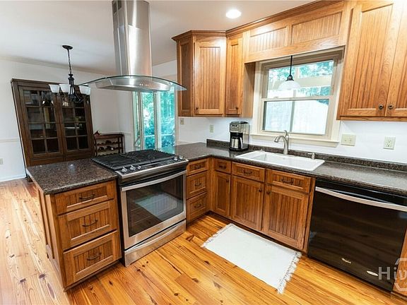 3rd image of 142 Woodberry Dr