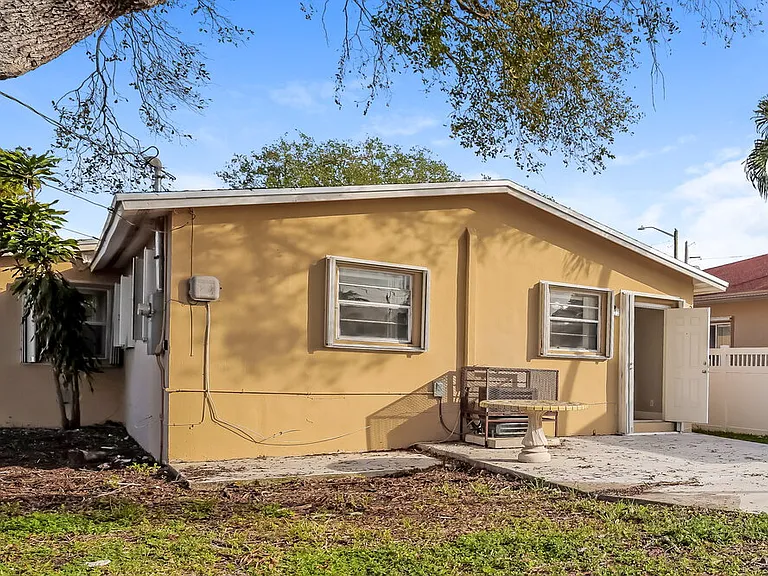 2218 Farragut St — Photo 16