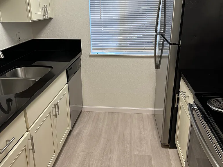 Emerald Park Apartments — Photo 27