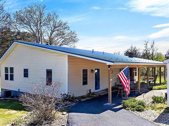 3rd image of 22 Oak Ridge Ln