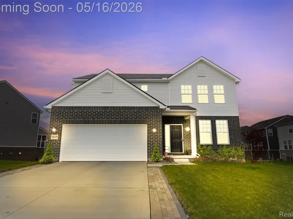 58679 Falabella Dr, South Lyon, MI 48178