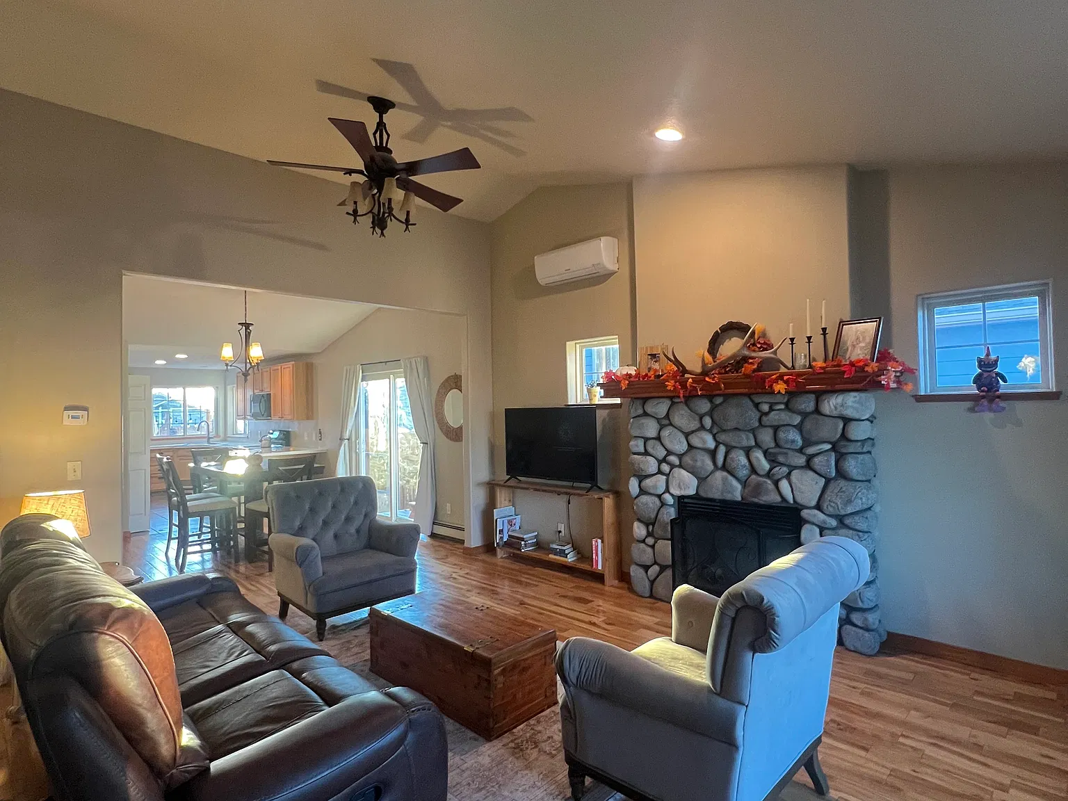 4 bed, 2282 sqft, $3,100 — Photo 2