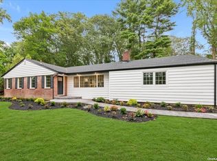 16 Whitewood Ct, Huntington, NY 11743